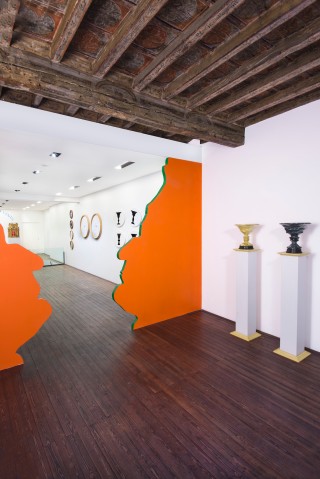 Installazione, Federico da Montefeltro, 2017, vaso fisiognomico in legno, smalti, 298x192x7 cm cad.